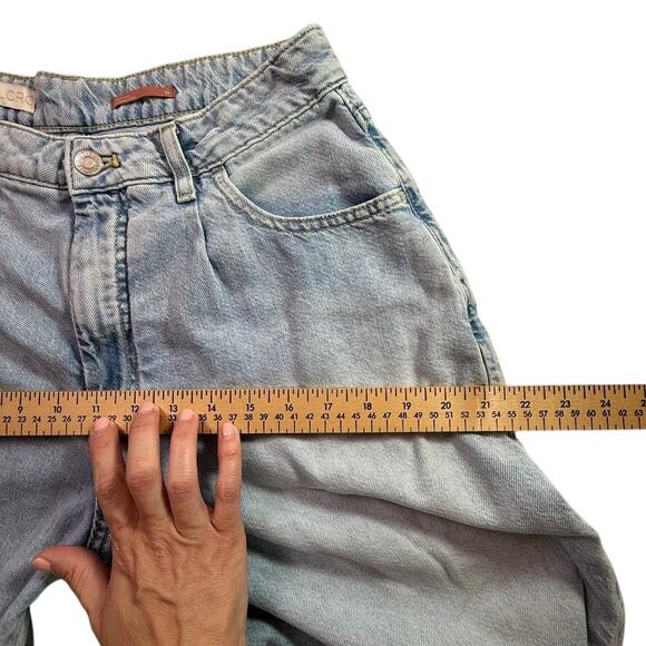 Pilcro Anthropologie Balloon Tapered High Rise Pleated Light Wash Soft Sz 29 - Picture 11 of 16